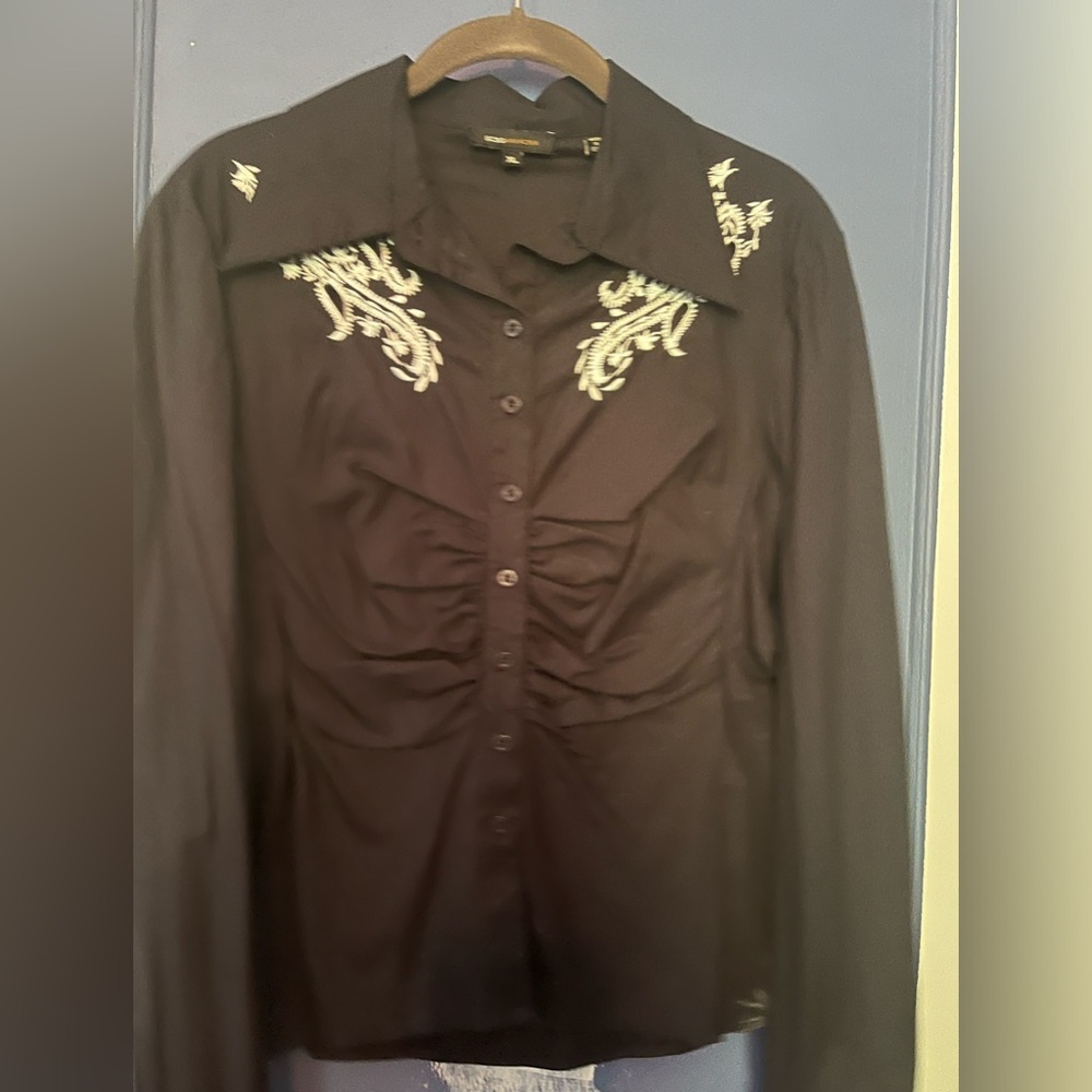 BCBG women’s black fitted top size XL white embroidered pattern